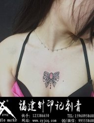 胸口蝴蝶结纹身