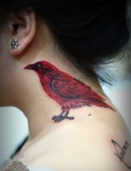 女性颈部红色小鸟刺青