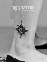 脚踝太阳图腾纹身图案