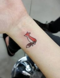 手腕上可爱的小狐狸纹身
