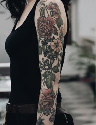 女性的花臂花腿纹身图案