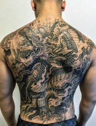 男性满背龙纹身图案