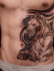 男子左侧腹部帅气的图腾和狮子纹身图片
