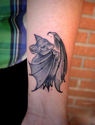 手臂上可爱的蝙蝠纹身图案