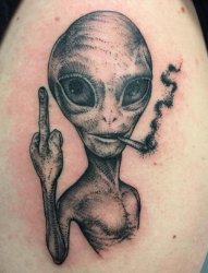 手臂上可爱的吸烟外星人纹身图案