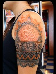 女性左手臂上的装饰梵文纹身图案