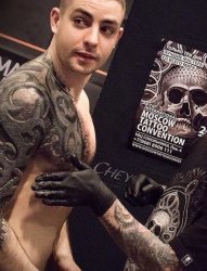 男子手臂3D石裂图腾图案纹身