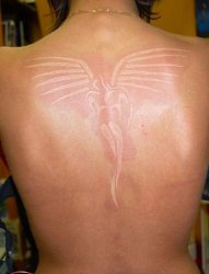 女性背上的天使隐形纹身图案