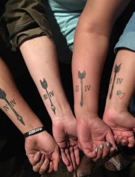 一家人手臂罗马数字和箭图案纹身