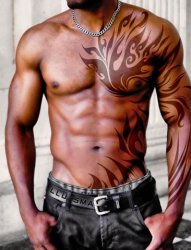 健壮的肌肉男和帅气的部落图腾纹身图案