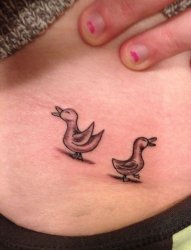 女子肚子上两只可爱的小鸭子纹身图案