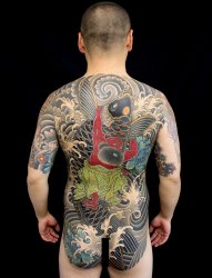男子满背日本传统风格纹身图案