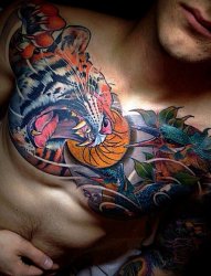男子满胸鸟和虎纹身图案