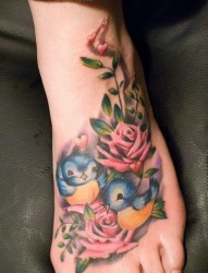 脚背漂亮的小鸟花朵纹身