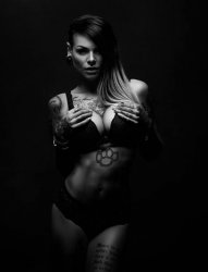 性感的纹身摄影，欧美纹身女性黑暗中的性感与美的演绎