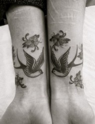 手腕燕子花朵纹身