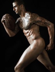 美国旧金山橄榄球队"49人"队员Kaepernick帅气的大面积纹身图案