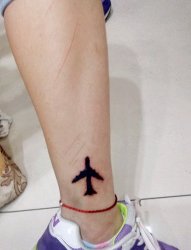 丰庄纹身店，脚踝旁小飞机纹身图案。