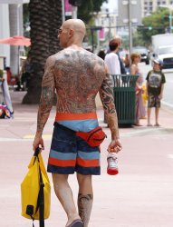 街头欧美纹身男子帅气的花臂满背龙纹身图案