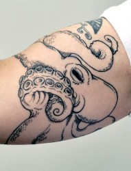 男士手臂一只霸气的章鱼纹身