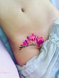 女性很清爽的植物和花朵纹身图案