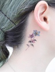 可爱清新女生耳朵后面漂亮的小花朵纹身图案