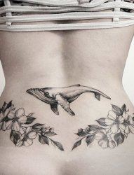 10款女性身上漂亮的鲸鱼纹身图案