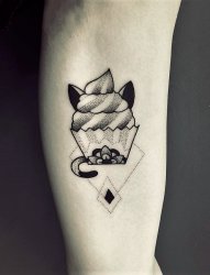 躲在奶油蛋糕后的猫纹身图案
