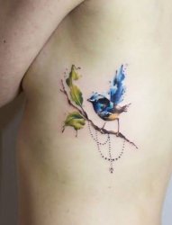 侧肋蓝色小鸟和树枝纹身图案