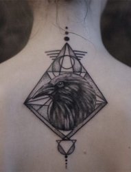 背部几何图案和鹰纹身图片