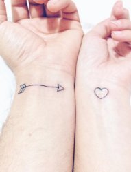 情侣手指关节上简单的匹配的纹身图案
