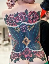 女性背部漂亮的马甲纹身