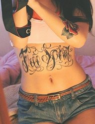 女生肚子上的英文刻字纹身图片