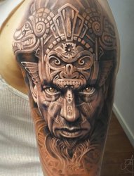 男性左手大臂膀上超帅气的阿兹特克战士纹身图案