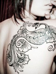 女性肩背被漂亮的凤凰纹身