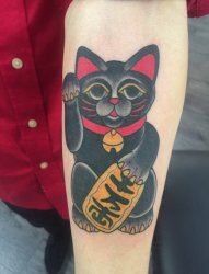 左手小臂上可爱的黑色招财猫纹身图片