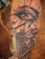 右手臂上的黑灰色荷鲁斯之眼和埃及风格头饰纹身图案