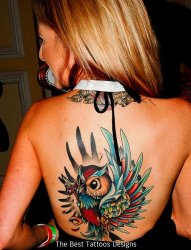 女子背上漂亮的受箭伤的彩色猫头鹰纹身图案