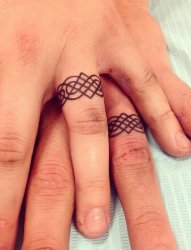 代表爱情的情侣小清新手指上的戒指纹身图案