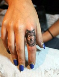 女性手指上帅气的狼纹身图片