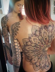 花臂纹身女性漂亮的满背装饰曼陀罗花纹身图片