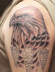 左手大臂上帅气的黑灰色鹰纹身图片