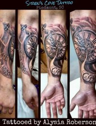 手臂和腿部上的各种时钟纹身图案