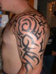 男性左手大臂膀至肩膀上帅气的黑色部落图腾纹身图片