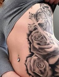 女性侧肋腰部上漂亮性感的玫瑰花纹身图案