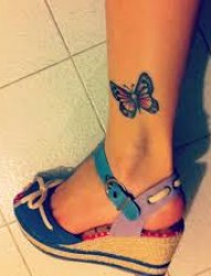 脚踝处漂亮的蝴蝶纹身