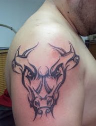 男子右手大臂上帅气的公牛图腾纹身图片