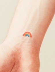 女性手腕处小小的彩虹纹身