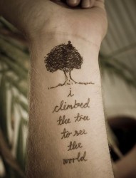 手腕处漂亮的小树英文刺青