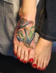 女性脚背上漂亮的船锚纹身图片